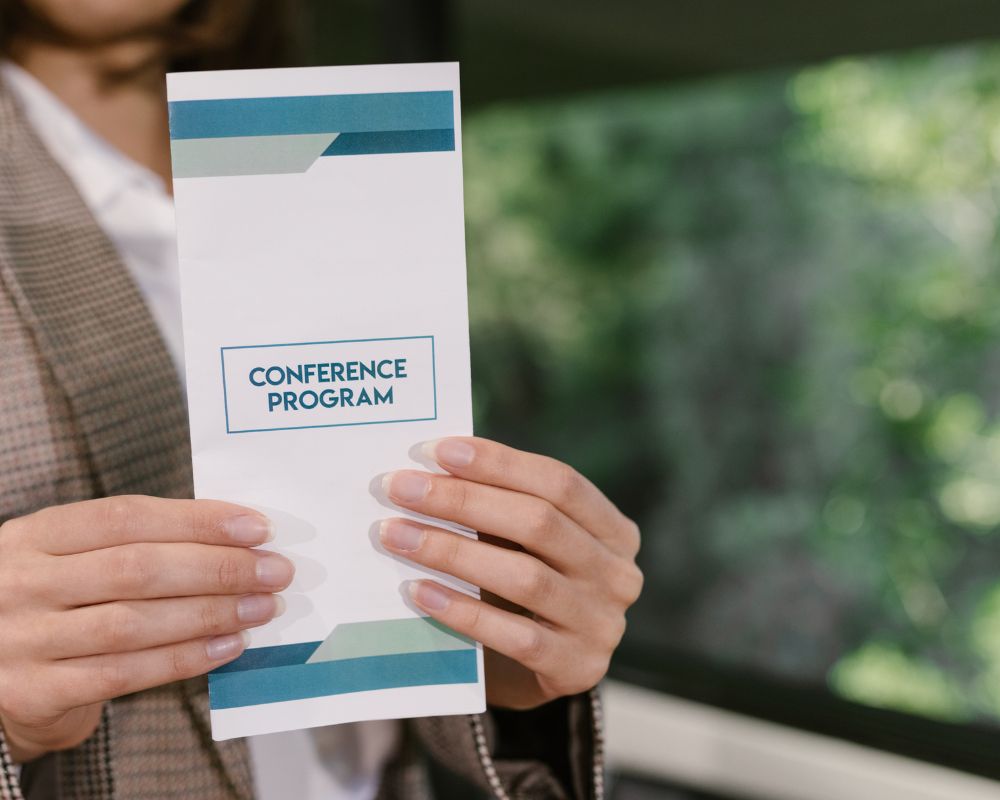 kelebihan dan kekurangan flyer dan brosur